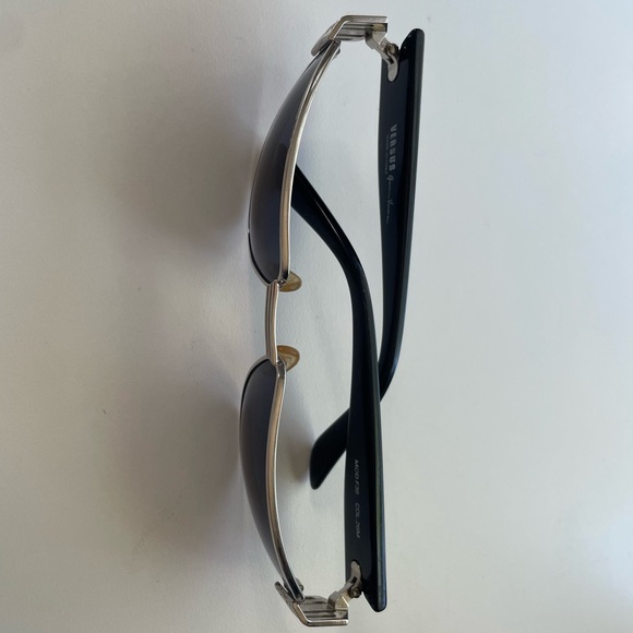 Vintage Gianni Versace Versus sunglasses. - Picture 4 of 5